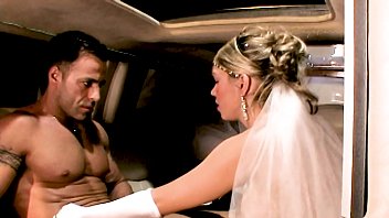 العروس تمارس الجنس في سيارة ليموزين مع سائق مجهز