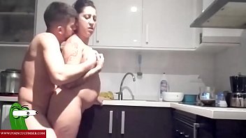 الأم الحامل تغتصب بشدة من قبل ابنها في المطبخ