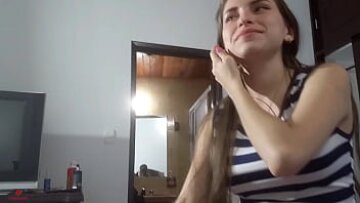 مثير لاتينا في سن المراهقة يغوي زوجة ستيبرو مع BJ مشبع البخار أثناء المشي العائلي