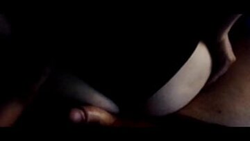 يتم القبض على زوجة الأب الساخنة تستمني على سرير ابنها – إباحية من المحرمات