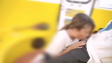 فلبينية تحمل مخاطر كبيرة لركوب الديك على عجلة فيريس