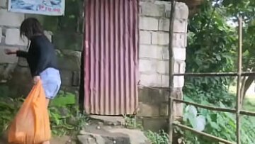 اللعنة الفلبينية القذرة في المرحاض العامة بجوار النهر