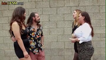 يقدم الأطفال البريطانيون في جوارب عرض مجموعة CFNM صريحة