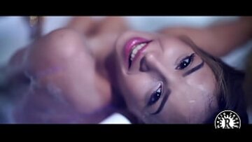 TESE Time Bath’s Sensual Blonde: رقصات متجرد مثير في الملابس الداخلية بواسطة Eatbeatskeet و Porncomp