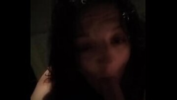 شاهد هذا الزوجين الأبيضين المثيرين وهي تمنحه أفضل اللسان في حياته بمهاراتها المذهلة في الرأس