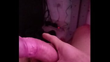 فرخ ساخن يستمني أثناء مشاهدة Netflix، ويتم تشغيله من خلال الشاشة