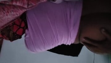 التسلل إلى جدة صديقي لرؤية مؤخرتها الرطبة وديك الكبير بينما لديها ثدي صغير