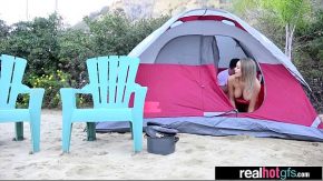 زوجان يمارسان الجنس في خيمة في الفناء