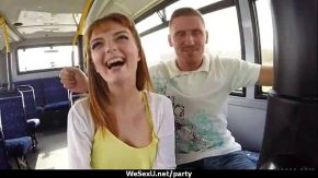 فتاتان تمتص ديك أحد الركاب من الحافلة